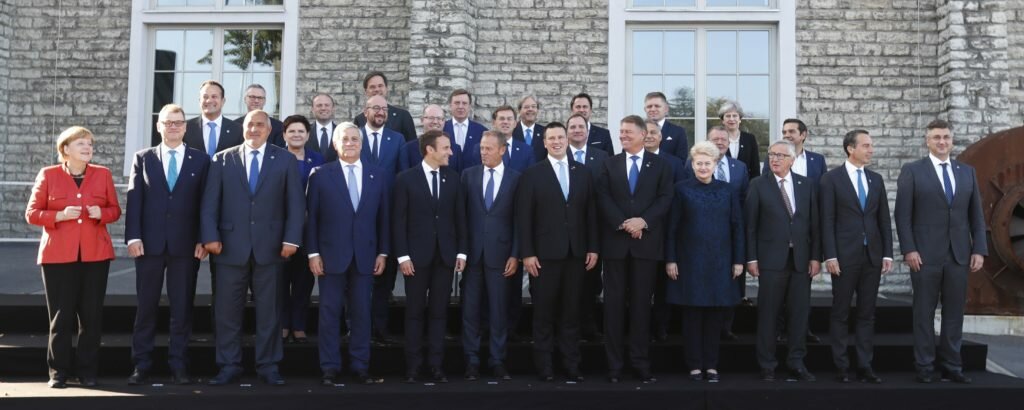 EU leaders pose for family photo