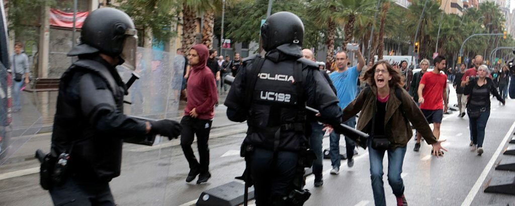Catalan independence protesters face Spanish police